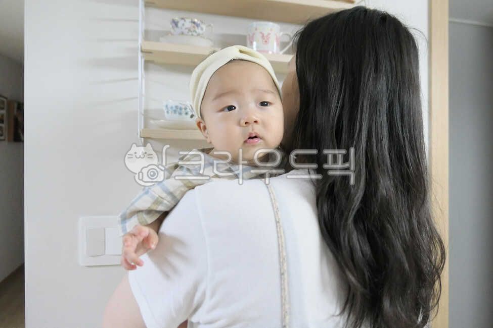 small,young,0 years old,back,mom,infant,cute,one year old,life,mother,son,hugged,angelic,newborn baby,female,shoulder,human,parenting,over your shoulder,Moms arms,precious,long hair,asian,korean,1 year old,lifestyle,face,korea,Beloved,an Asian,person,chil