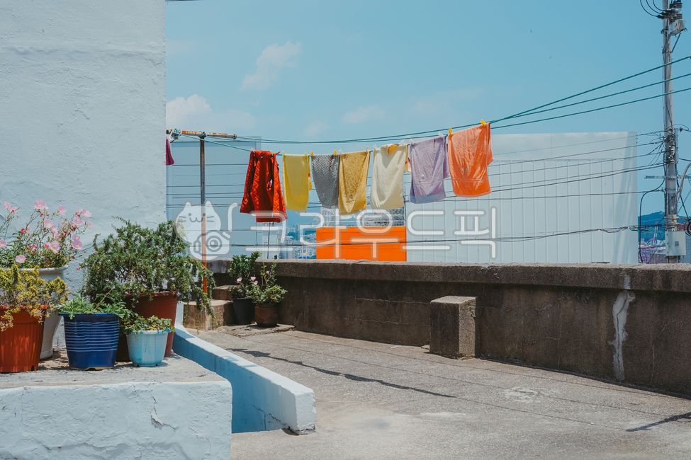 Laundry,alley,Korea,daily life,life,retro,vintage,sunlight,summer,sky,clouds,building,wall,flowerpot,plant,outdoor,street,residential area,residential area,city,emotion,landscape,colorful,variegated,drying,clothesline,power line,