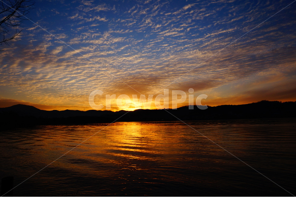 신정호수,저수지,저녁노을,노을,풍경,맑음,해,자연,풍경,nature,landscape,outdoors,옥외,sky,하늘,dusk,황혼,sunset,일몰,red sky,붉은 하늘,dawn,새벽,sunlight,햇빛