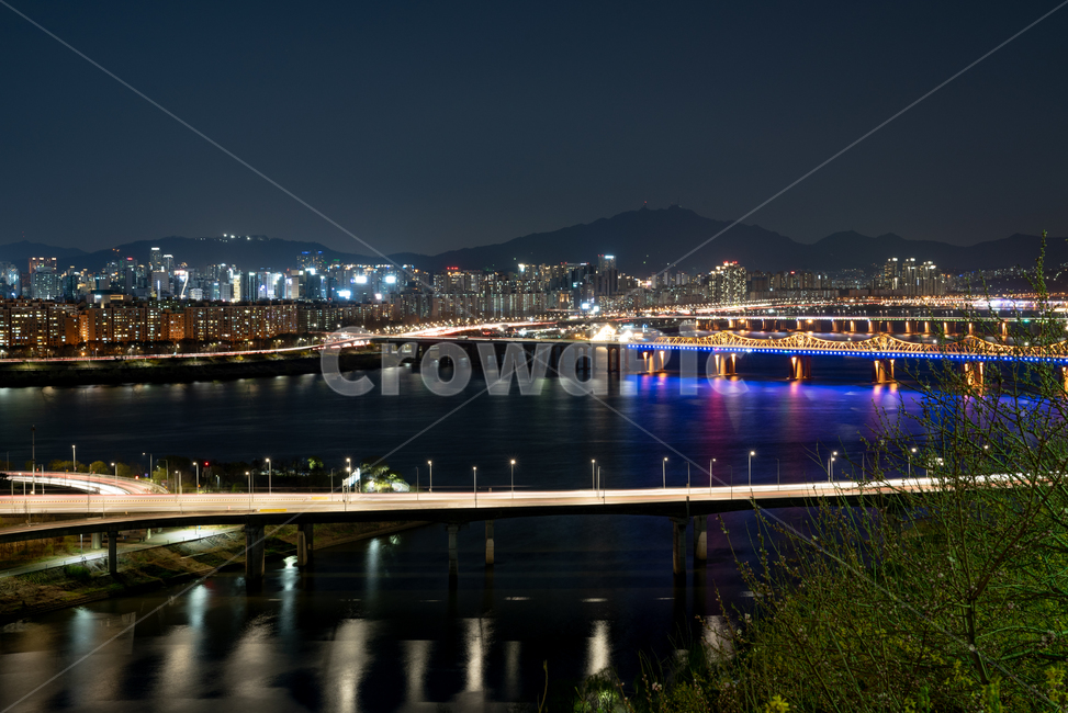 서울,한강,야경,경치,한국,대한민국,불빛,응봉산,저녁,밤,장노출,강변북로,고속도로,경제,산업,배경,다리,실외,야간,조명,궤적,야경,밤,풍경,nightscape,night,landscape,도시,city,한국도시풍경,한국도시경관,korea cityscape,water,물,waterfront,워터 프론트,dock,독,pier,교각,port,포트