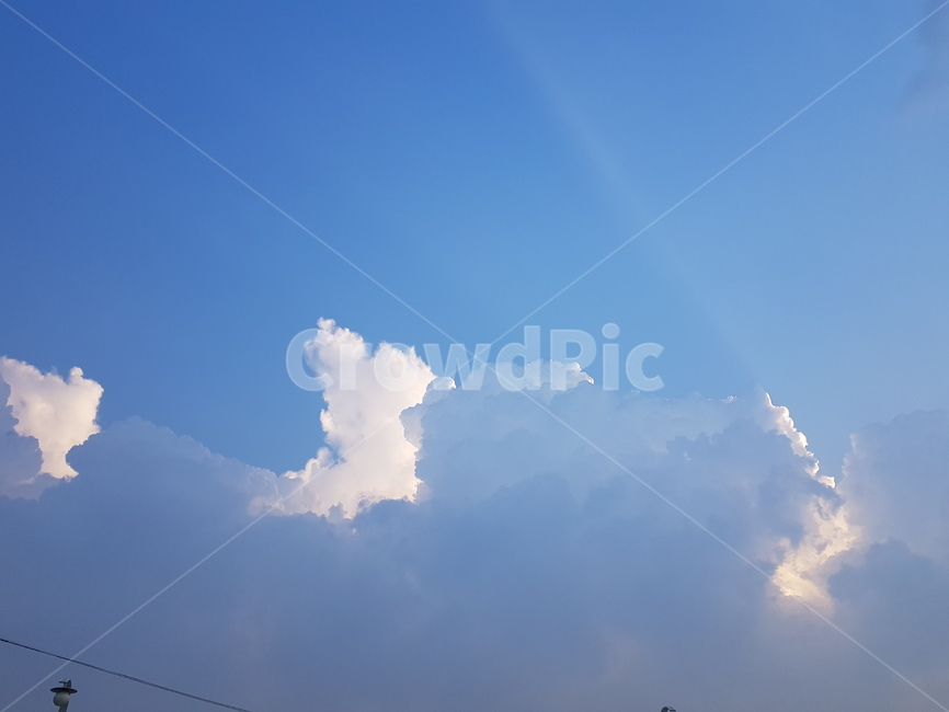 맑은,하늘,구름,빛나다,하늘색,빛오름,빛내림,cloud,clear,suuny,light,skyblue,shine,sparkle,twinkle,gleam,sunbeam