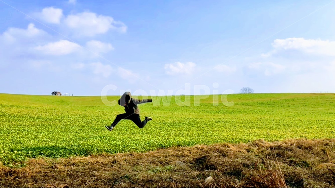 들,들판,농장,farm,점프,jump,구름,하늘,기쁨,희망,사람,인물,인간,human,person,남성,남자,man,male,감정표현,기분,feeling,emotion