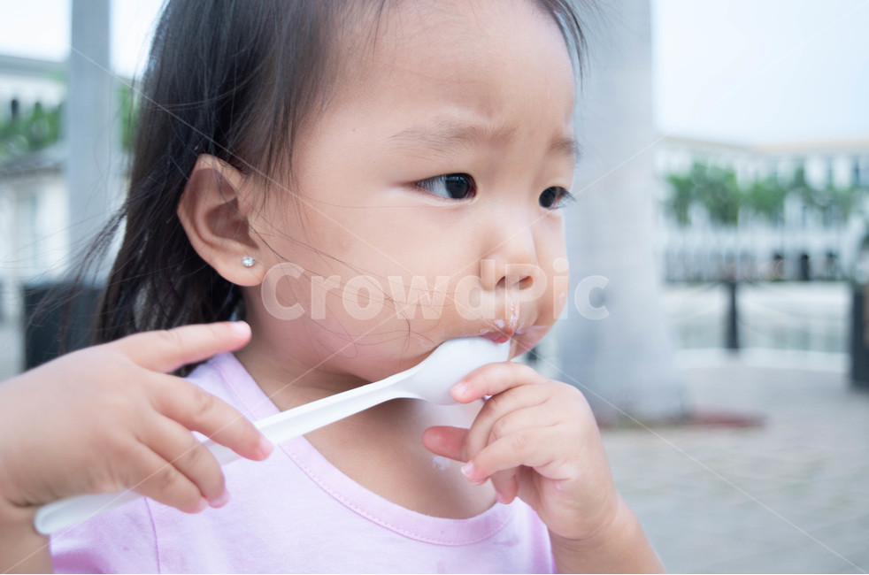숟가락,아이,어린이,얌얌,아이스크림,사람,인물,인간,human,person,어린이,어린아이,child,children,kid