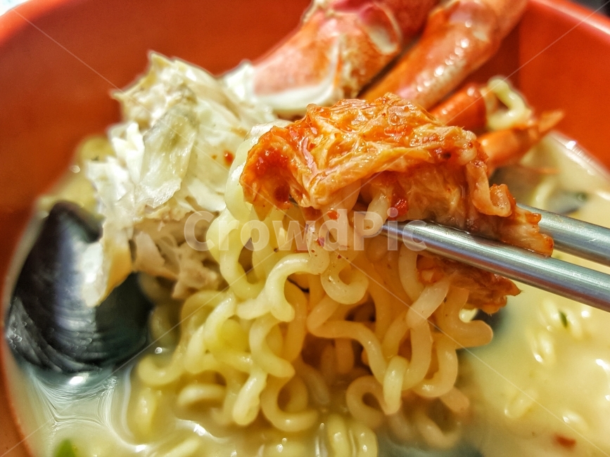 라면,해물라면,먹을것,김치,홍합,국물,음식,kimchi,ramen,seafood,젓가락,chopsticks,음식,식재료,요리,food,cook,meal,dishes,food reserves,면류,면요리,noodles,한식,한국음식,한국요리,korean food,korean dishes,korean meal,korean cook