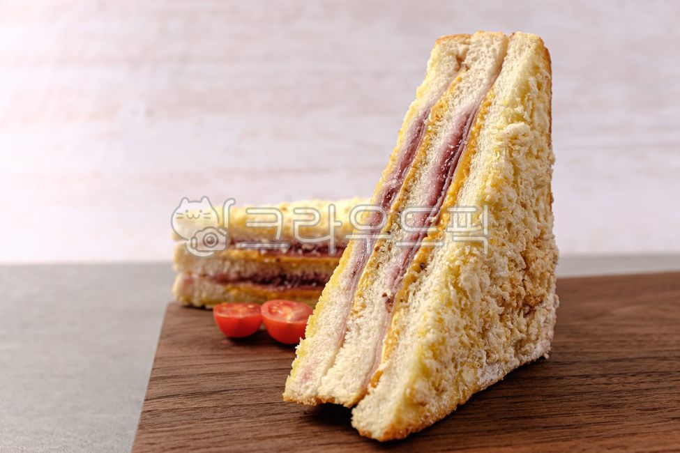 egg,savory,cheese,ham,plain,jam,Food Ingredients,ingredients,close up,bread,ingredient,Monte Cristo Sandwich,fruit jam,sandwich,food,meal,toast,sliced,monte cristo,grocery,sweet,Monte Cristo Toast