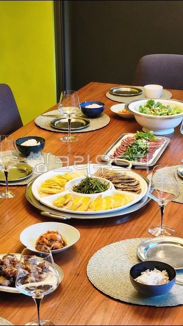 plating,wine glass,table top,salad,tabletop,plate,jeon,bowl,rice,food,furniture,brunch,meat,houses,Plating,table,cup
