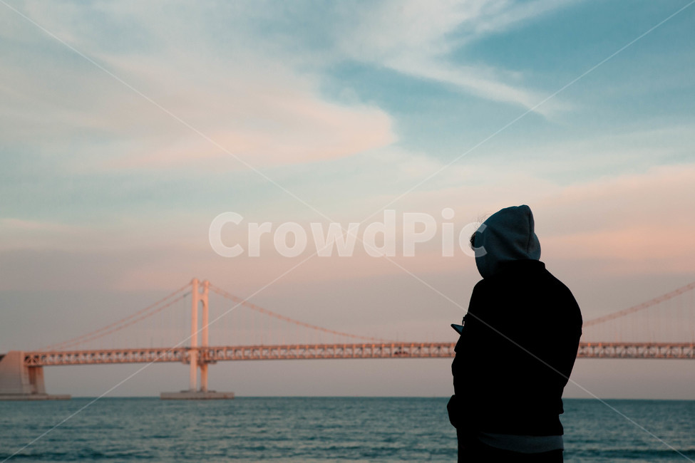 실루엣,바다,하늘,광안대교,남자,랜드마크,landmark,tourist attraction,한국랜드마크,한국관광지,한국명소,korea landmark,korea tourist attraction,사람,인물,인간,human,person,감성,sensible,feeling,고독함,외로움,쓸쓸함,우울함,슬픔,lonely,solitary
