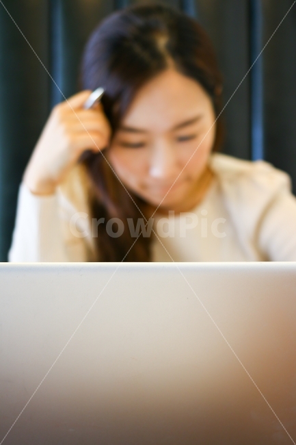 고민,걱정,근심,집중,공부,일,여성,인물,사람,노트북,작업,여자,랩탑,컴퓨터,비지니스,비즈니스,사람,인물,인간,human,person,여성,여자,woman,female,lady,감정표현,기분,feeling,emotion,연출,컨셉,콘셉,direction,concept,비즈니스,사업,business,service,work,정보통신기술,전자기기,전자제품,it,information,technology,electronic equipment