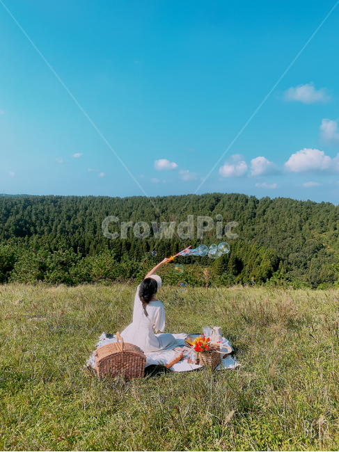 제주도,오름,아부오름,피크닉,소풍,비눗방울,picnic,하늘,산,숲,sky,jeju,island,person,사람,human,인간,vacation,휴가,여성,여자,woman,female,lady,여행,휴가,traveling,vacation,trip