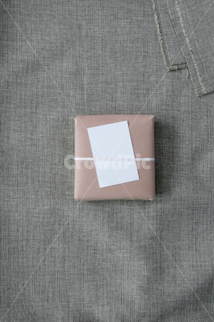 gift,texture,cloth background,ribbon,paper packaging,clothbackground,gift box,gift wrapping,prop,giftbox,tag,event,cloth,object