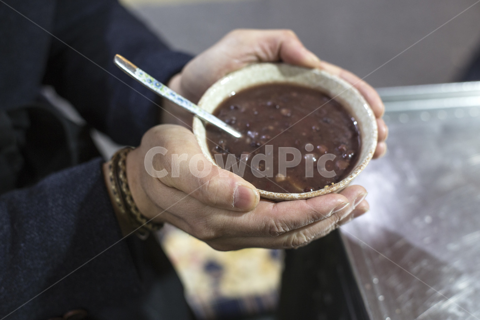 팥죽,팥,죽,동지팥죽,동지,겨울,음식,새알,스푼,쟁반,남자,손,커피,카페,coffee,cafe