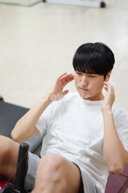 운동,남자,맨손체조,체조,스트레칭,체력단련,헬스,헬스장,자기관리,몸관리,윗몸일으키기,복근운동,트레이닝,남성,사람,인물,인간,human,person,남성,남자,man,male,건강,헬스웨어,헬스케어,healthware,health care