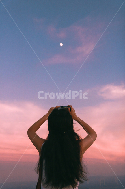 노을,오름,제주도오름,sunset,일몰,뒷모습,달,sky,moon,하늘,구름,사람,인물,인간,human,person,여성,여자,woman,female,lady,여행,휴가,traveling,vacation,trip,사진작가,포토그래퍼,photographer,감성,sensible,feeling,색깔,색상,색채,색감,color sense,color sensitivity,feeling of color