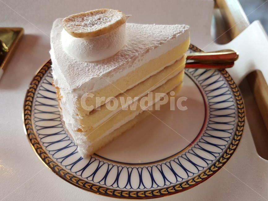 banana,whipped cream cake,bread,snack,confectionery,banana cake,food,dessert,cake,sweets,creamcake