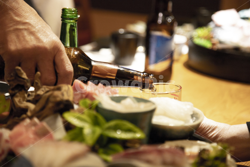 음식점,술,맥주,컵,반찬,안주,병,술병,손,따르는,식당,음식,사람,인물,인간,human,person,신체일부,몸,body,술,주류,alcohol