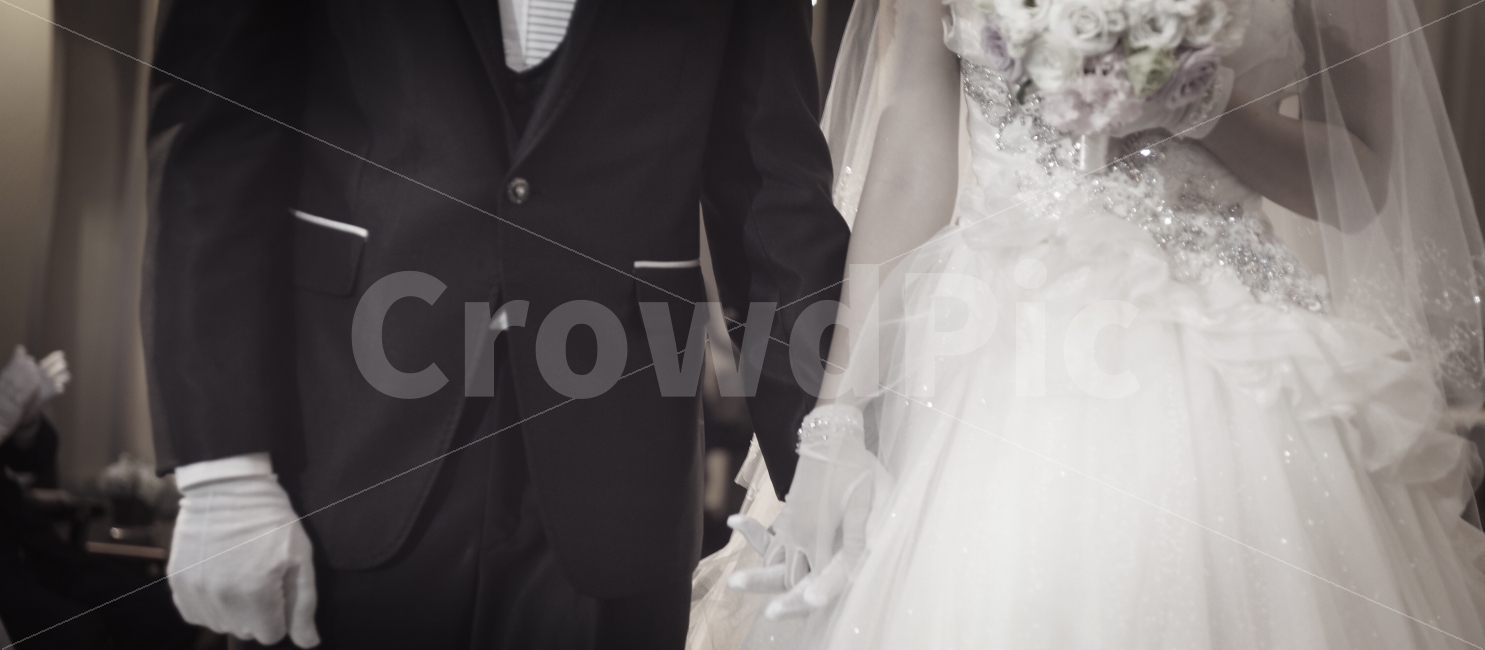 가족,사랑,새로움,기쁨,슬픔,아쉬움,감정,감성,결혼,wedding,아빠,엄마,부모님,부케,신부,결혼식,아련함,기념일,축하,anniversary,congratulation,celebrate,celebration,사람,인물,인간,human,person,연인,커플,사랑,lover,couple,결혼,혼례,웨딩,wedding,marriage,marry,연출,컨셉,콘셉,direction,concept,흑백,모노톤,monochrome,black and white