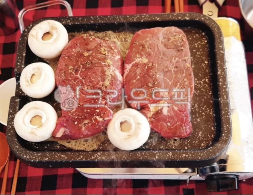stone tablet,diah,steak,beef,cow,thick,White Mushroom,sirloin,fire,mushroom,roast,cook,Korean beef,food,Sirloin,Grilled button mushrooms,meal,Button mushroom,Korean beef meat,Grilled mushrooms,meat