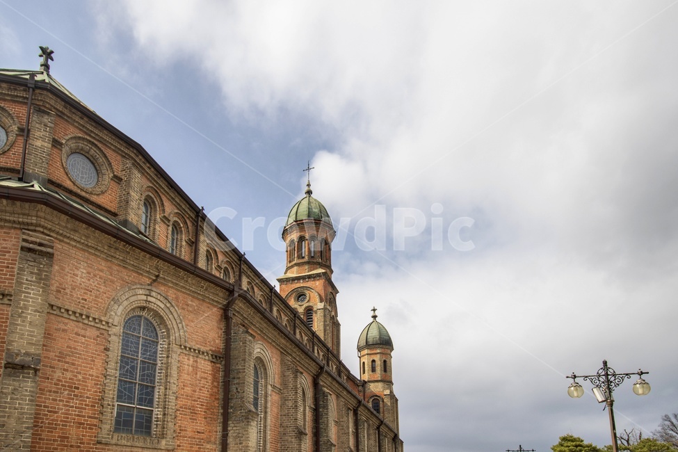 둥근천장,dome,architecture,건축물,뾰족한탑,steeple,첨탑,spire,건물,building,정동성당,성당,하늘,구름,전주,한옥마을