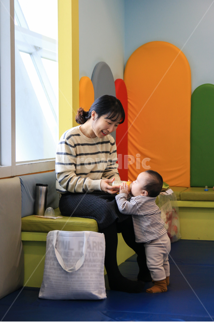 아기,엄마,육아,유아휴게실,놀이방,아이,어린이,분유,다정한,가족,모자,어머니,여자,여성,엄마와아들,공항,창가,식사,휴게실,영아,영유아,유아,비행기,인천공항,유아놀이방,키즈존,귀여운,사랑스런,사람,인물,인간,human,person,얼굴표정,facial expression,face,여성,여자,woman,female,lady,가족,패밀리,family,영유아,아기,애기,아이,infants,baby,감정표현,기분,feeling,emotion