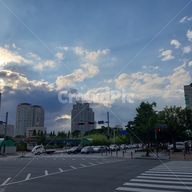 횡단보도,하늘,구름,푸른하늘,햇빛,도시