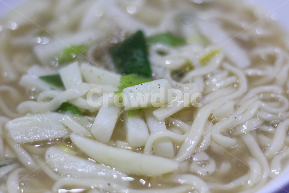 칼국수,밀가루,반죽,국수,한식,음식,food,국물,감자,파,육수,새우육수,따끈함,plant,식물,vegetable,야채