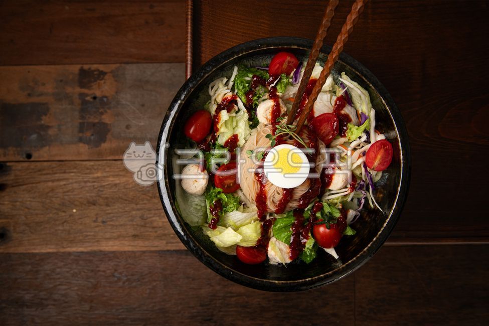 막국수,비빔국수,국수,면요리,요리,음식,식사,food,계란,방울토마토,야채,토핑,젓가락,그릇,연출