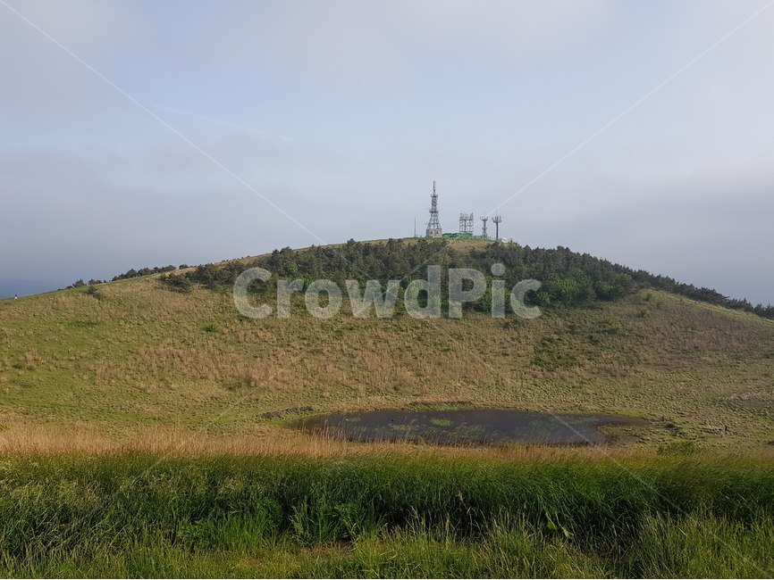 오름,동산,산정상,도랑,호수,제주도,풍경,흐림,자연,풍경,nature,landscape,한국자연풍경,한국자연경관,korea nature landscape,제주도,jeju,jeju island,outdoors,옥외,hill,언덕