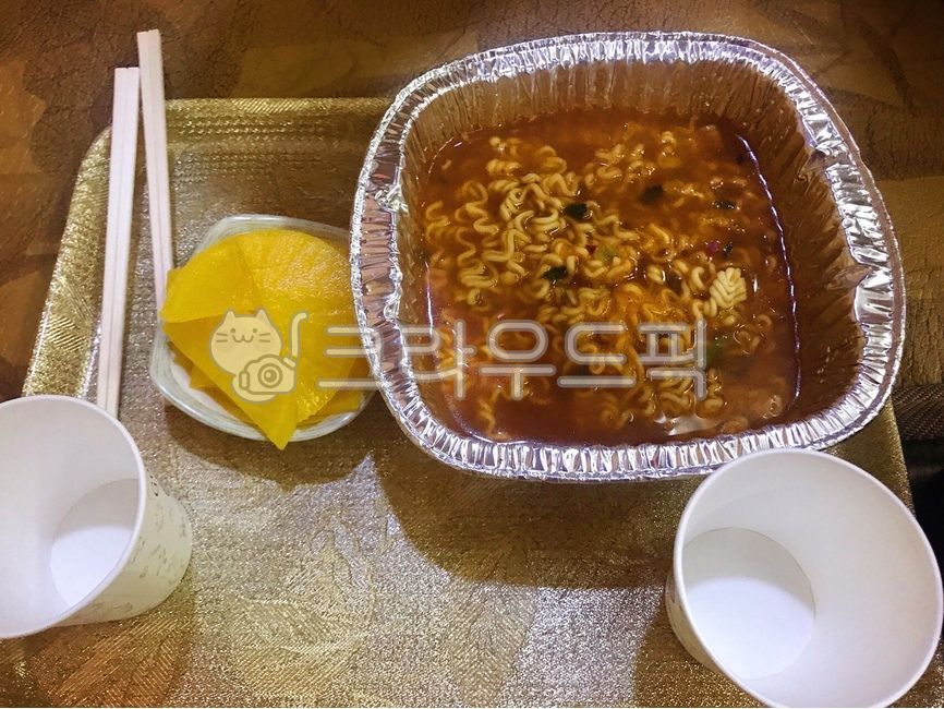 라면,즉석라면,면요리,면빨,면,단무지,나무젓가락,일회용용기,간편식,자판기라면,종이컵,음식,즉석요리,요리,식사,식재료,먹방,야식,meal,food,dish,cook