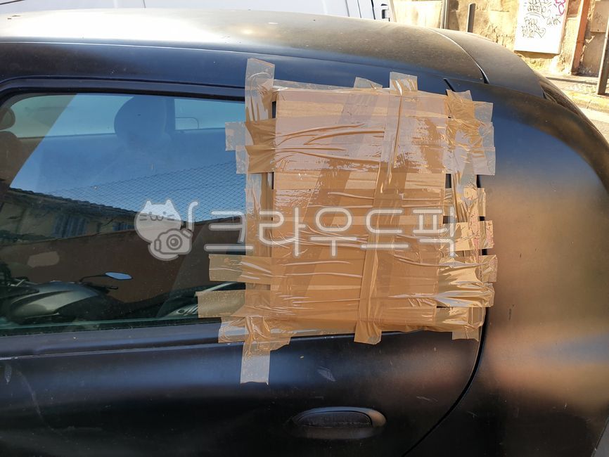 접촉사고,덧댐,임시방편,자동차사고,수리,테이프,보수,자동차창,자동차수리,스카치테이프,테이핑,유머,재치,복원,기발한,디자인