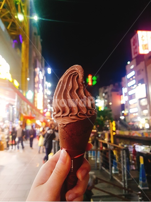 아이스크림,초코아이스크림,밤거리,손,전광판,디저트,간식,후식,dessert,snack
