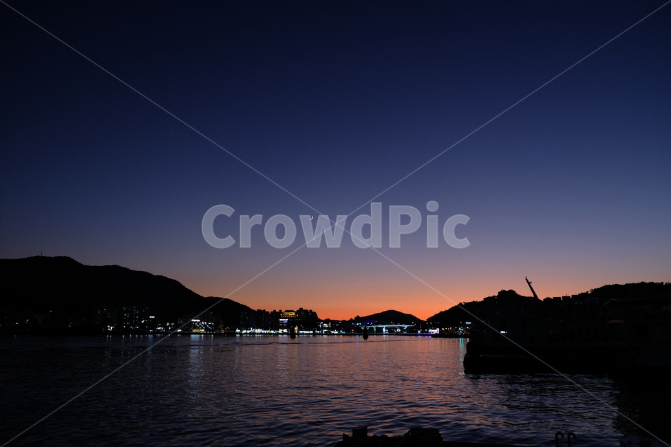달,야경,감성,해변,하늘,sky,노을,sunset,moon,light,통영,풍경,nature,해안가,outdoors,밤하늘,해질녘,야경,밤,풍경,nightscape,night,landscape