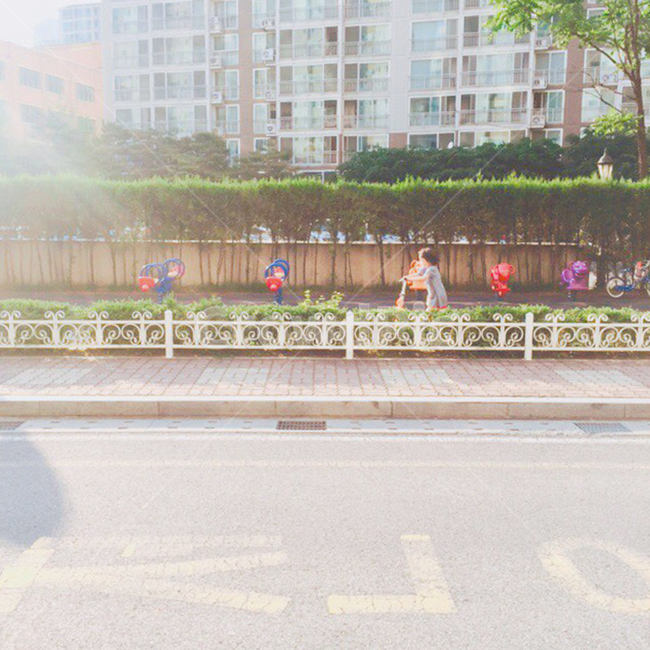 놀이터,어린아이,소녀,낮,햇살,사람,즐거움,kid,child,사람,인물,인간,human,person,어린이,어린아이,child,children,kid