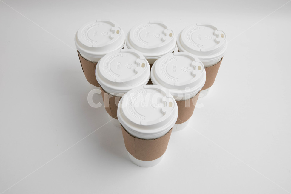 컵,종이컵,테이크아웃컵,커피,뚜껑,화이트,하얀,white,배열,직선,바라보다,나란히,앞에서,위에서,밑에서,배경,백그라운드,백그라운드배경,커피,카페,coffee,cafe,사물,물건,오브젝트,thing,object,matter,연출,컨셉,콘셉,direction,concept,누끼,remove background