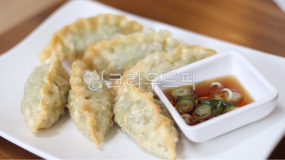 음식,반찬,만두,튀긴만두,군만두,간장,접시,종지,음식,식재료,요리,food,cook,meal,dishes,food reserves