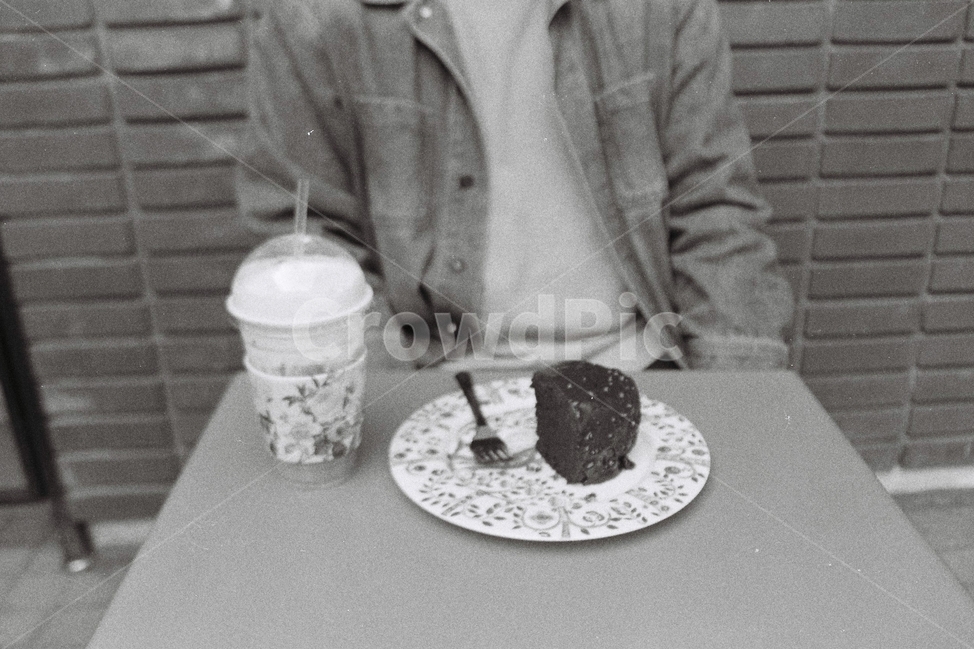 커피,카페,케이크,디저트,흑백,흑백사진,필름,필름사진,cafe,cake,film,사람,인물,인간,human,person,음식,식재료,요리,food,cook,meal,dishes,food reserves,빵,bread,디저트,간식,후식,dessert,snack,커피,카페,coffee,cafe,감성,sensible,feeling,흑백,모노톤,monochrome,black and white