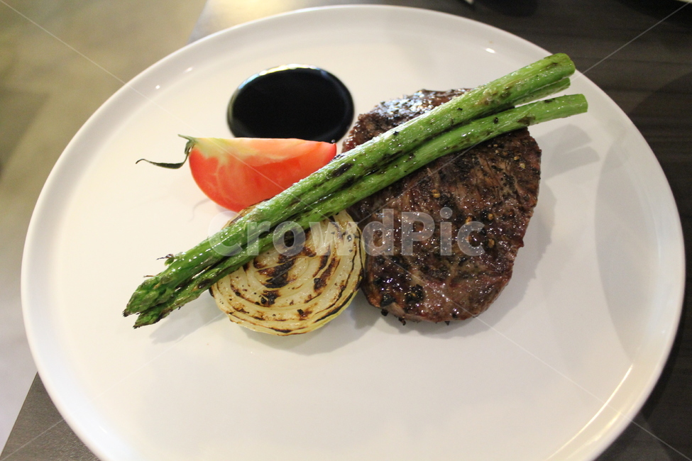 스테이크,아스파라거스,토마토,양파,소고기스테이크,음식,식재료,요리,food,cook,meal,dishes,food reserves,육류,고기,meat,양식,서양음식,서양요리,western food,western dishes,western meal,western cook
