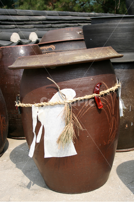 한국,장독대,항아리,장독,금줄,전통,한국적인,한국전통,한국문화,korean traditional,korean culture,사물,물건,오브젝트,thing,object,matter