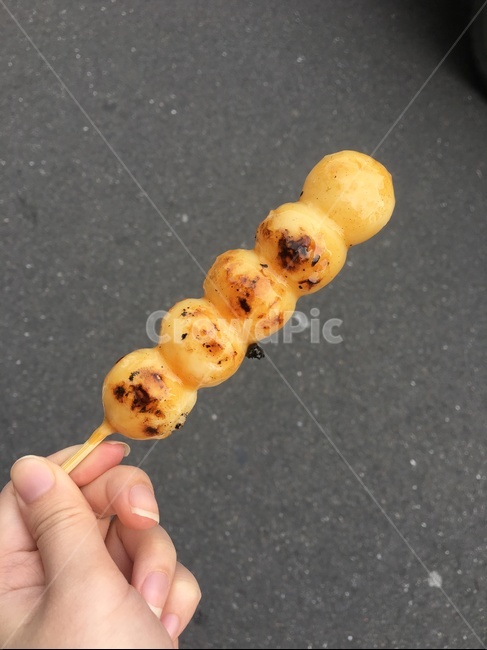 ricecake,Japanese food,Dango,street food,rice cake,dango,objects,food,hand