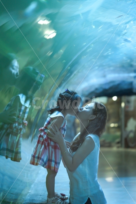모녀,내사랑둘,내여자둘,딸,아내,집사람,와이프,wife,평생모델,뽀뽀,사랑,love,kiss,아쿠아리움,사람,인물,인간,human,person,가족,패밀리,family,어린이,어린아이,child,children,kid,감정표현,기분,feeling,emotion,연출,컨셉,콘셉,direction,concept