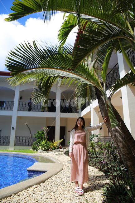 수영장,여자,swimmingpool,리조트,휴양지,여름,계절,summer,season,사람,인물,인간,human,person,여성,여자,woman,female,lady,여행,휴가,traveling,vacation,trip,robe,옷,fashion,패션,evening dress,이브닝 드레스,gown,겉옷
