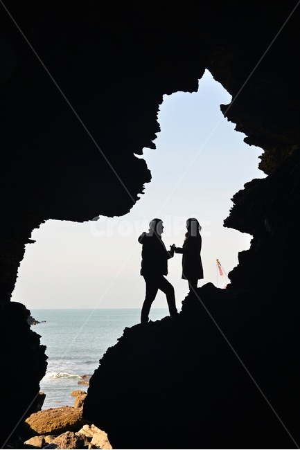 person,사람,human,인간,silhouette,실루엣,nature,자연,cave,sea,바다,outdoors,옥외,ocean,대양,water,물,shoreline,해안선,부안,채석강,해식동굴,동굴,해변,해안,연인,애인,모델