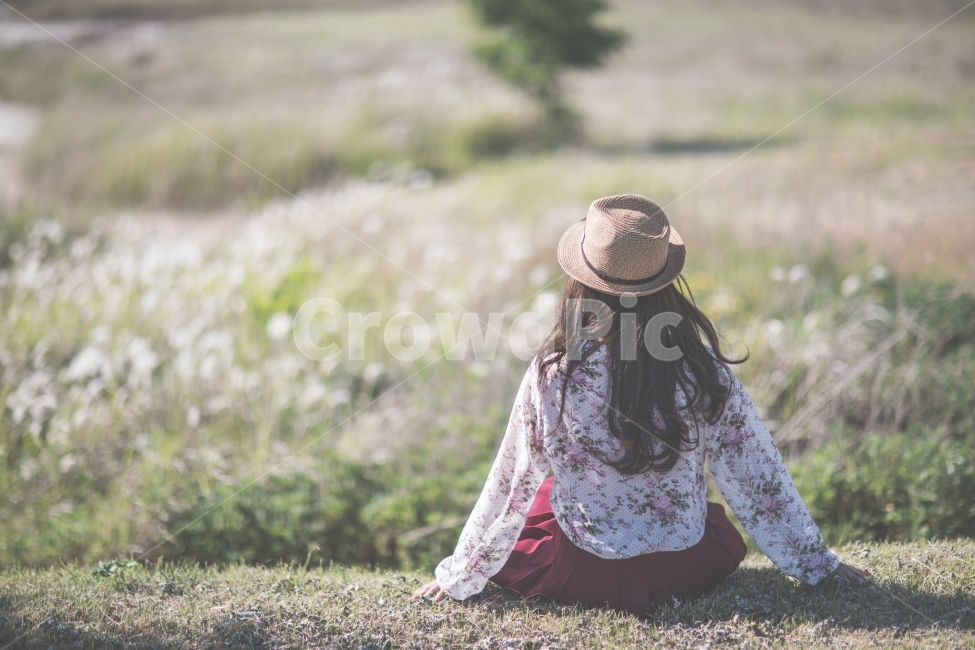 갈대,들판,뒷모습,여자,사람,모자,바람,자연,field,back,girl,human,hat,wind,nature,reed,사람,인물,인간,human,person,여성,여자,woman,female,lady,여행,휴가,traveling,vacation,trip,패션스타일,의상,fashion,style,감성,sensible,feeling,휴식,힐링,rest,relaxation,healing