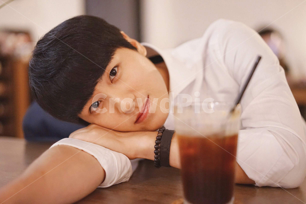 남성,남자,시선,표정,커피,coffee,카페,사람,인물,인간,human,person,남성,남자,man,male,커피,카페,coffee,cafe,감성,sensible,feeling