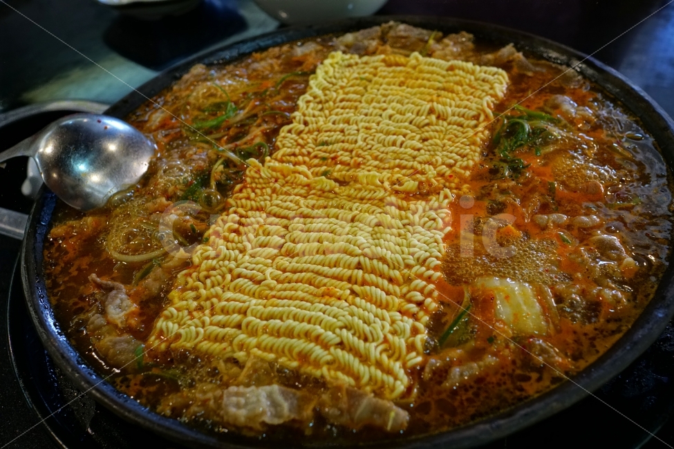 부대찌개,요리,라면,면발,국물,국자,보글보글,레시피,한국요리,맛집,식당,음식,식사,가스,냄비,cook,야채,끓이기,끓음,뜨거운,뜨겁다,끓임,음식,식재료,요리,food,cook,meal,dishes,food reserves,면류,면요리,noodles,한식,한국음식,한국요리,korean food,korean dishes,korean meal,korean cook