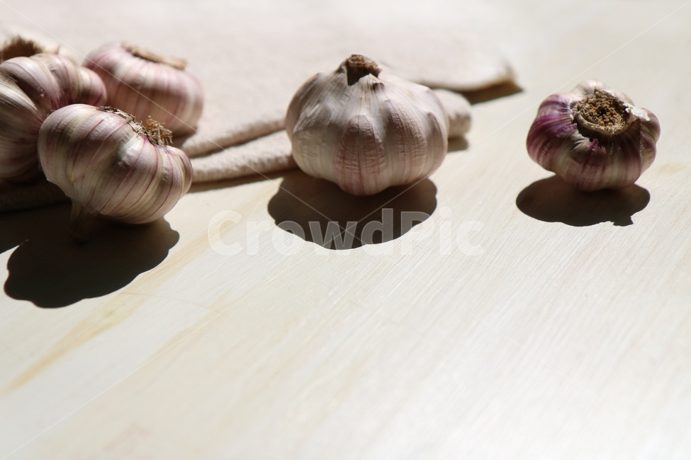 사진,마늘,야채,채소,햇마늘,나무,원목,질감,재질,빈티지,육쪽마늘,깐마늘,패브릭,갈릭,통마늘,재료,식자재,텍스처,garlic,wholegarlic,vegetable,food,wood,texture,음식,식재료,요리,food,cook,meal,dishes,food reserves,채소,야채,vegetables,연출,컨셉,콘셉,direction,concept
