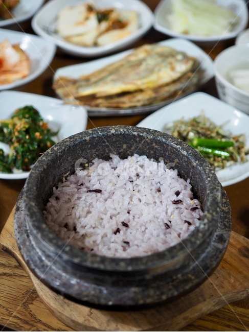 밥,흑미,돌솥밥,흑미돌솥밥,음식,한국,한국음식,돌솥,배경,전통음식,rice,blackrice,hotpotrice,blackricestonerice,food,korea,koreanfood,stonecooker,background,traditionalfood,음식,식재료,요리,food,cook,meal,dishes,food reserves,한식,한국음식,한국요리,korean food,korean dishes,korean meal,korean cook