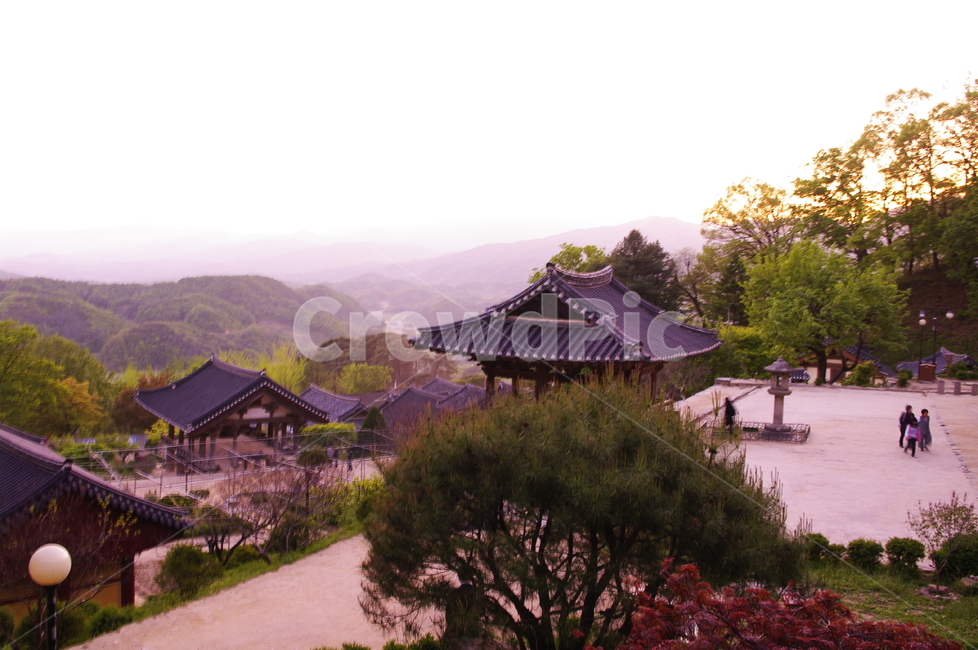 부석사,사찰,건축,전통건축,traditional,전통,기와지붕,풍경,산,자연,풍경,nature,landscape,한국자연풍경,한국자연경관,korea nature landscape,한국전통,한국문화,korean traditional,korean culture,종교,신앙,religion,belief,faith,outdoors,옥외,building,건물,human,인간,person,사람