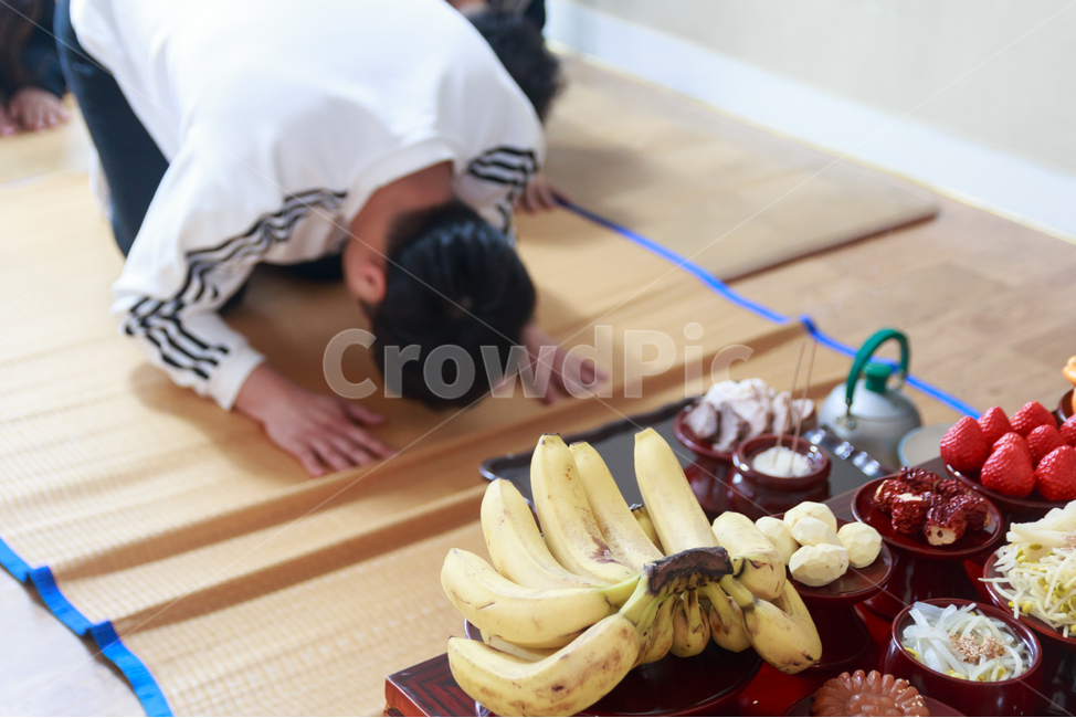 제사,차례,제사상,제사음식,추석,설날,명절,설,한가위,절,배,과일,공손한,유교,유교문화,가례,예절,문화,한국,조상,추모,의식,차례상,주자가례,관습,풍습,전통,전통문화,가정,의례,문화유산,남성,장손,한국전통,한국문화,korean traditional,korean culture,사람,인물,인간,human,person,신체일부,몸,body