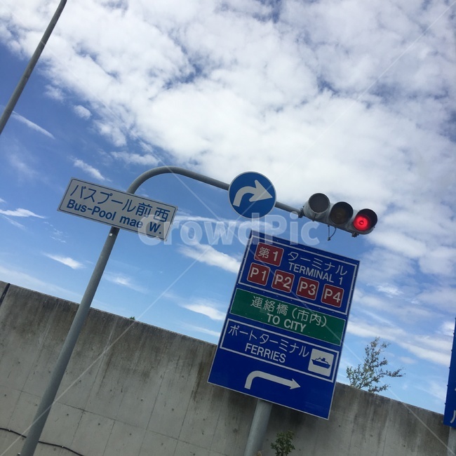 신호등,표지판,우회전,멈춤,빨간불,정지,맑음,하늘,구름,교통,교통수단,traffic,transportation