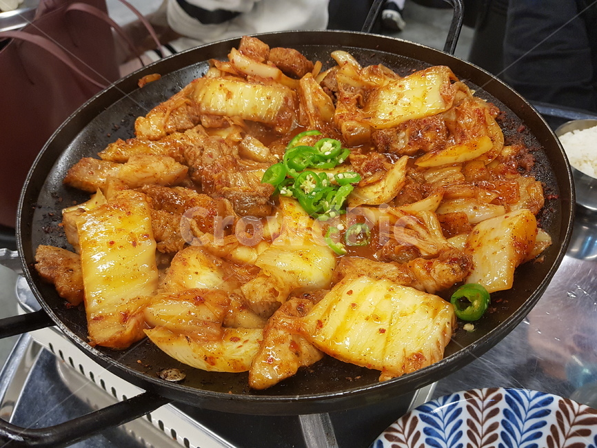 돼지김치구이,돼지고기볶음,돼지고기김치볶음,음식,무쇠팬